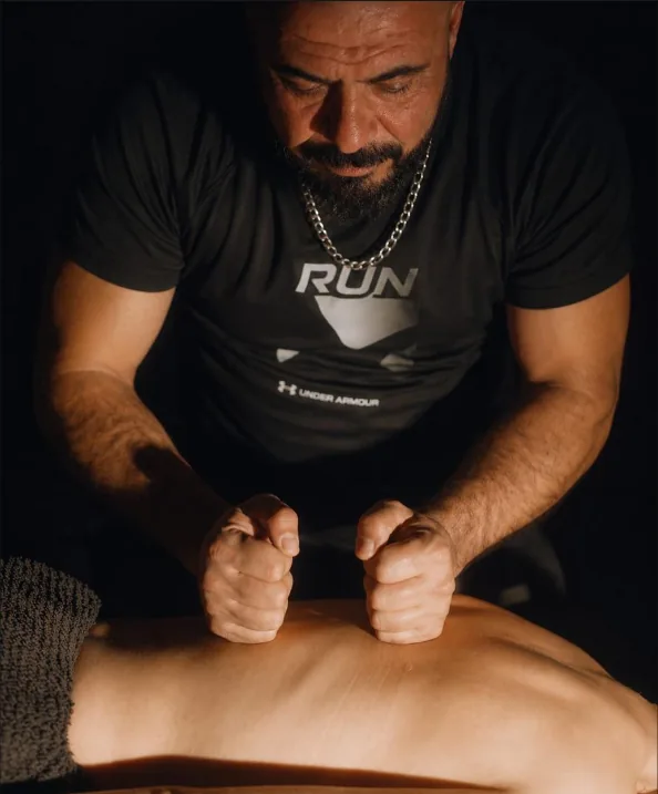 Alexandre realizando atendimento de massagem